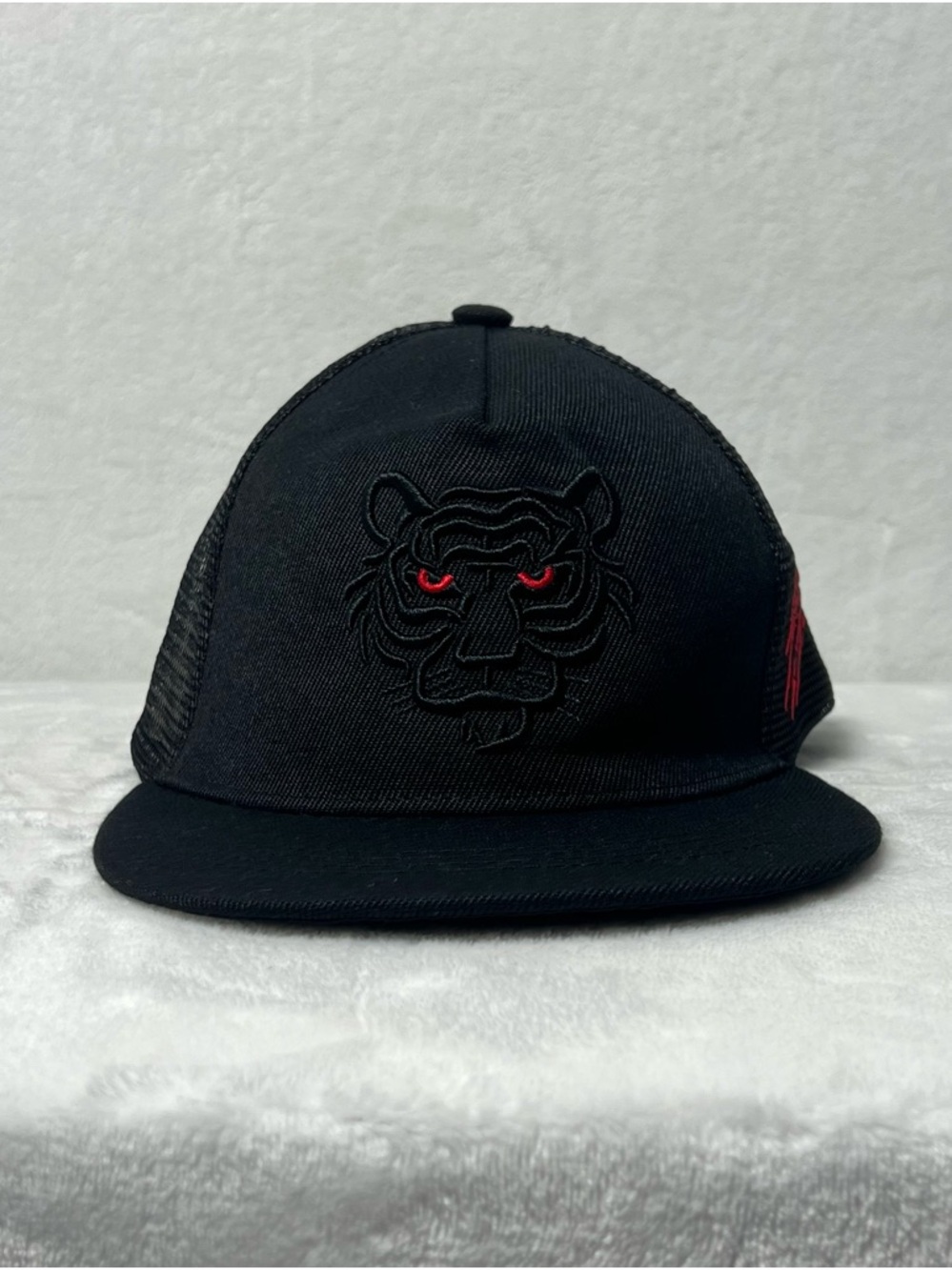 NWOT Black Baseball Cap Trucker Hat with Flat Brim and Embroidered Tiger Head